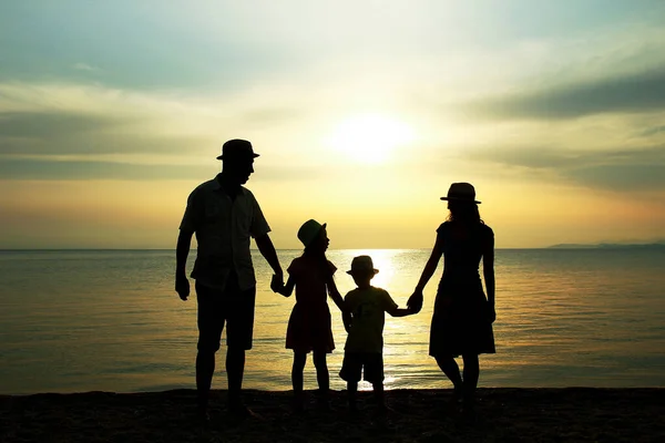 Szczęśliwa Rodzina Przyrodzie Nad Morzem Wycieczkę Sylwetka — Zdjęcie stockowe