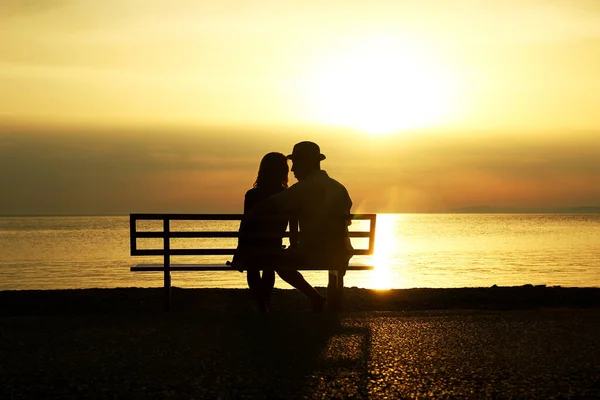 Gelukkig Paar Een Bank Aan Zee Natuur Reizen Silhouet — Stockfoto