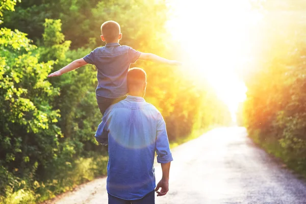 Happy Child Shoulders Parent Nature Way Travel — Photo