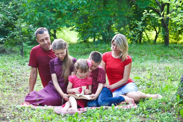 Glücklich Familie Lesen Bibelbuch Der Natur Konzept Glaube Christentum — Stockfoto