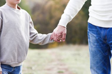 Mutlu baba kucağında çocuk aile desteği kavramı