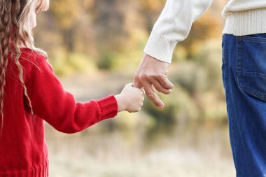 Mutlu baba kucağında çocuk aile desteği kavramı