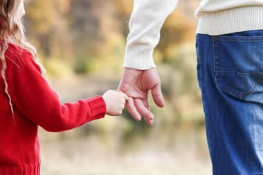 Mutlu baba kucağında çocuk aile desteği kavramı