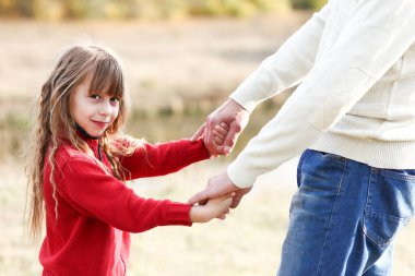 Mutlu baba kucağında çocuk aile desteği kavramı