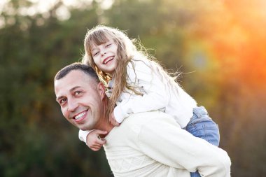 Baba çocuk duygularıyla yürür aile mutluluğu kavramı