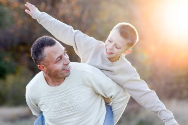 Baba çocuk duygularıyla yürür aile mutluluğu kavramı