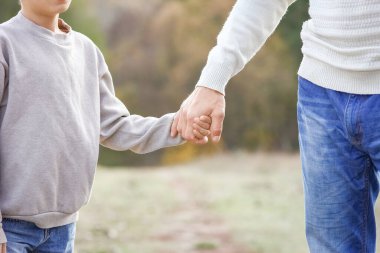 Mutlu baba kucağında çocuk aile desteği kavramı