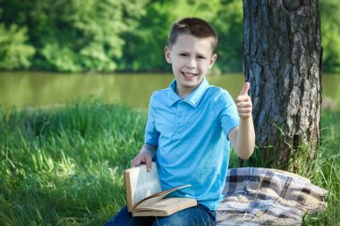 Çocuk parkta İncil 'i okudu.