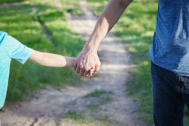 Eller ebeveyn ve çocuk yürüme konsepti