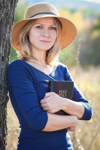 快乐的女孩在大自然中阅读圣经的概念信仰希望相信 — 图库照片