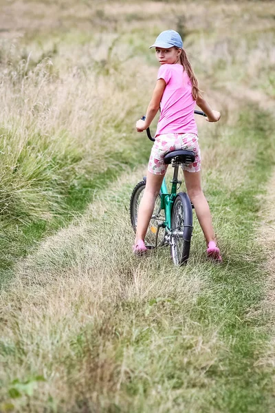 Doğadaki park konseptinde mutlu çocuk bisikleti