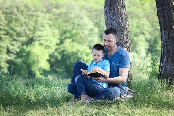 Otec Dítě Čtou Biblickou Koncepci Rodiny — Stock fotografie