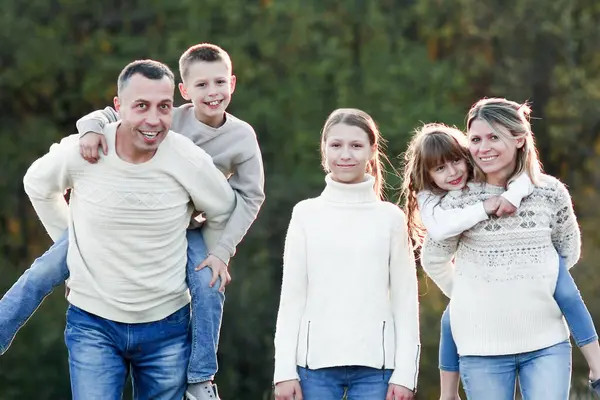 Glückliche Familie Spazieren Park Herbst Konzept Zusammen Glück — Stockfoto