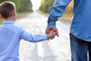 Parkta çocuklu mutlu bir ebeveyn. Doğa seyahati. Yol boyunca git.