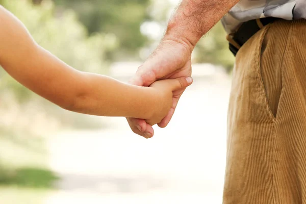 Pai Velho Segura Mão Uma Família Conceito Criança Pequena — Fotografia de Stock