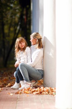 Anne ve kızı park konseptinde oynuyorlar. Mutlu bir aile.