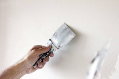 Erkek ellerindeki spatula onarımı.