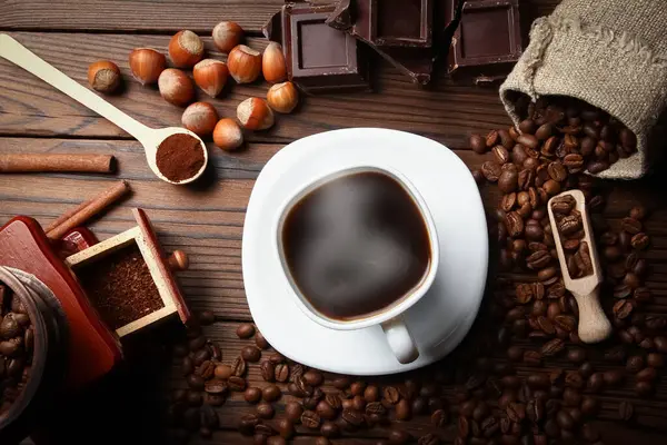 コーヒーグラインダーとコーヒーの背景 — ストック写真