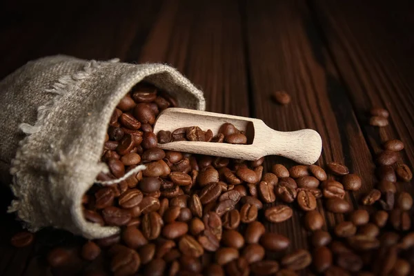 Kahvipapupussi Puupohjalla — kuvapankkivalokuva