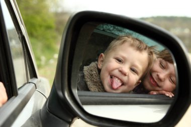 Mutlu çocuk duyguları arabanın camından