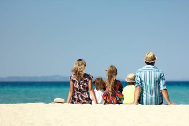 Yunanca doğayla iç içe denizlerde mutlu bir aile