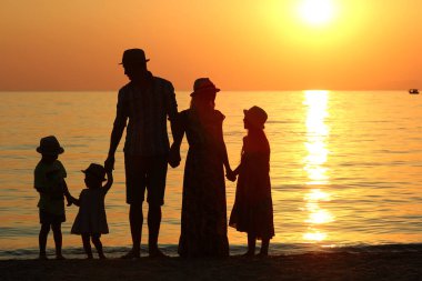 Deniz kenarında mutlu bir aile. Haftasonu seyahati.