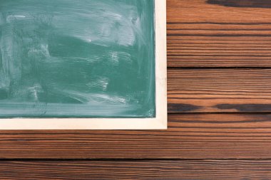 bir arkaplan okulu yeşil tebeşir tahtası