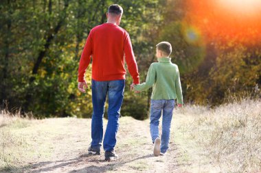 Baba çocuk duygularıyla yürür aile mutluluğu kavramı