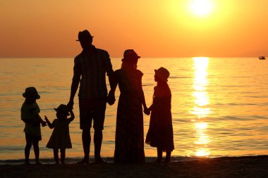 Deniz kenarında mutlu bir aile. Haftasonu seyahati.