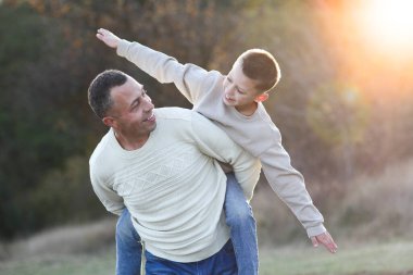 Baba çocuk duygularıyla yürür aile mutluluğu kavramı