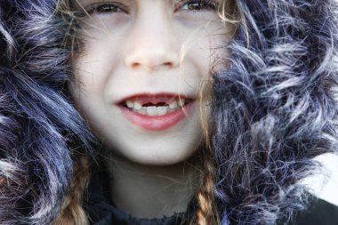 Dişleri olmayan küçük kız. 