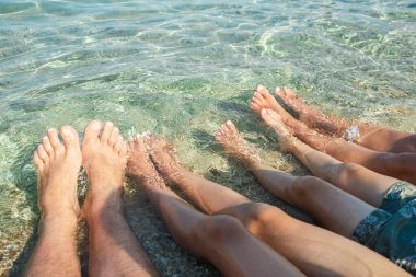 Deniz kenarındaki kumların üzerinde güzel bacaklar