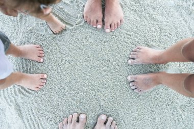 Deniz kenarındaki kumların üzerinde güzel bacaklar