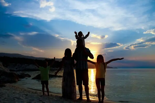 Yunan Deniz Arka Planda Mutlu Aile Silueti — Stok fotoğraf