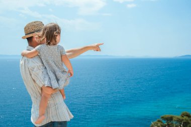 Yunanistan 'da seyahat geçmişi olan mutlu ebeveynlerin ve çocukların elleri