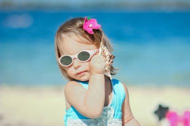 Deniz kıyısındaki mutlu çocuk doğa seyahatinde.