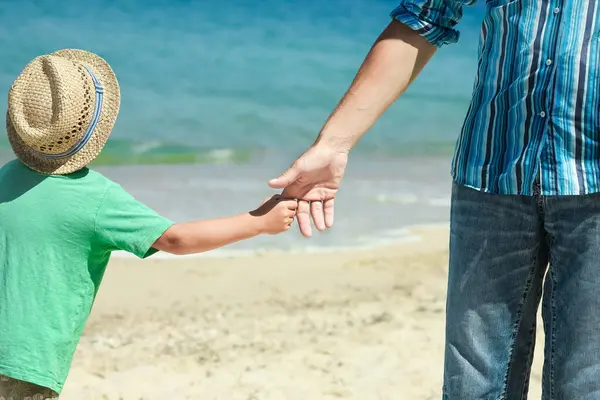 Ręce Szczęśliwego Rodzica Dziecka Brzegu Morza Podróż Przyrodzie — Zdjęcie stockowe