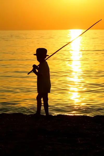 Deniz Kenarında Balık Tutan Mutlu Çocuk — Stok fotoğraf