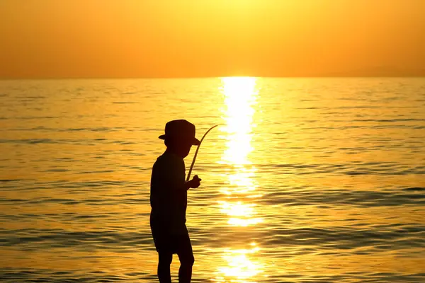 Glada Barn Fiske Vid Havet Silhuett — Stockfoto