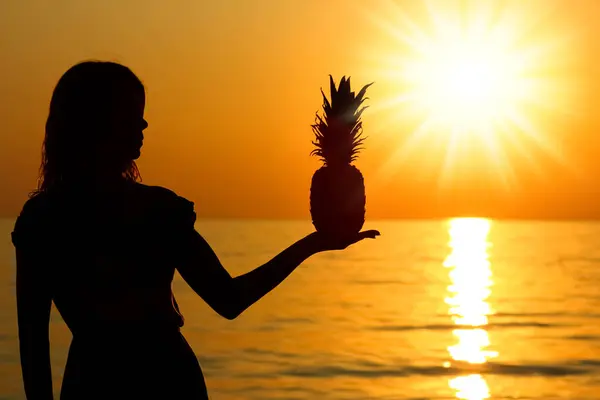 Happy Girl Man Pineapple Hands Silhouette Sea Travel — Stock Photo, Image