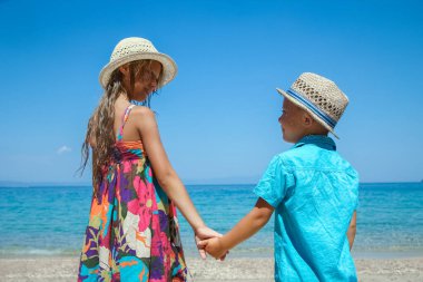 Mutlu çocuklar hafta sonu deniz kenarında doğa seyahati