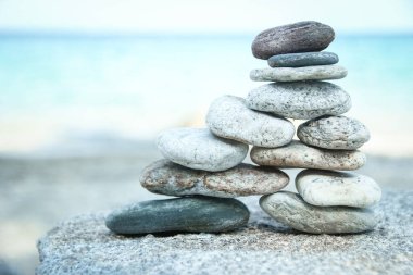 Taşlar doğada deniz yolculuğuyla rahatlar.