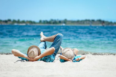 Mutlu bir baba ve deniz kenarında bir çocuk. Hafta sonu seyahati.