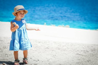 Hafta sonu deniz kenarında dondurmalı mutlu bir çocuk.