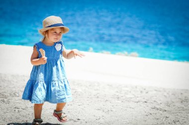 Hafta sonu deniz kenarında dondurmalı mutlu bir çocuk.