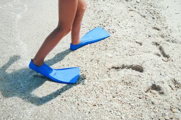 Parktaki yolculukta deniz kıyısında mutlu bir çocuk.