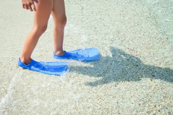 Parktaki yolculukta deniz kıyısında mutlu bir çocuk.