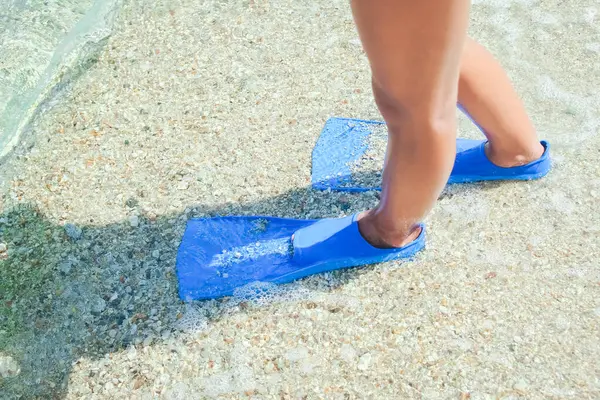 Parktaki yolculukta deniz kıyısında mutlu bir çocuk.