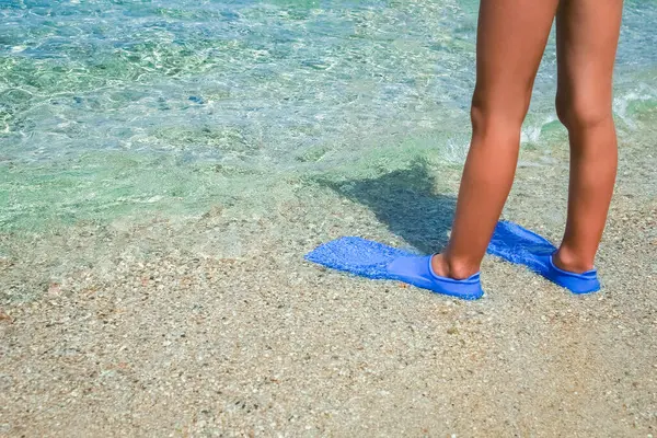 Parktaki yolculukta deniz kıyısında mutlu bir çocuk.