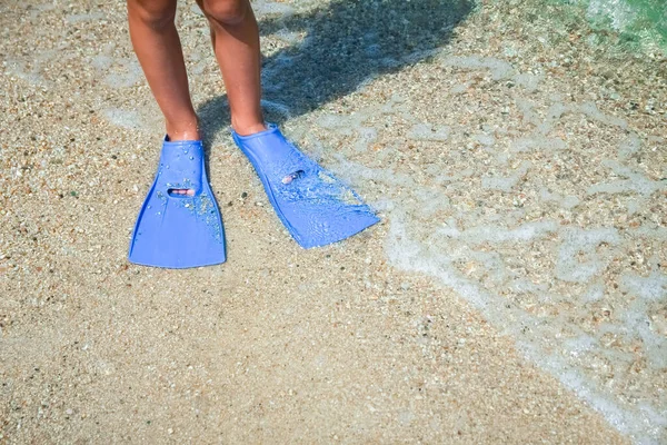 Parktaki yolculukta deniz kıyısında mutlu bir çocuk.